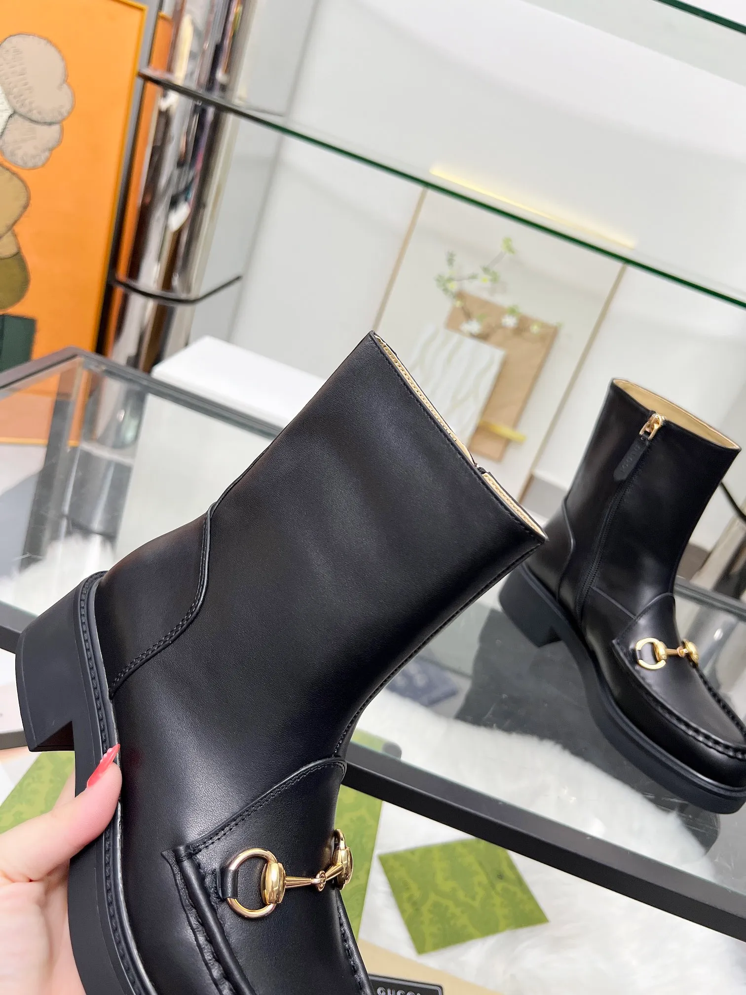👟👟Ex-factory price 600👟👟 2025 latest version of Gucci GUCCI hot sale✅ 🎉Very easy to match👍Inner zipper design, easy to put on and take off 'Branded buckle Heel height: 6cm Fabric: Cowhide/open edge beads Inner/foot: apricot cowhide 🐂 Outsole PPU material Color: black Code number: 34-40. 34 and 41 42 need to be customized. Packaging: Comes with card and cloth bag.